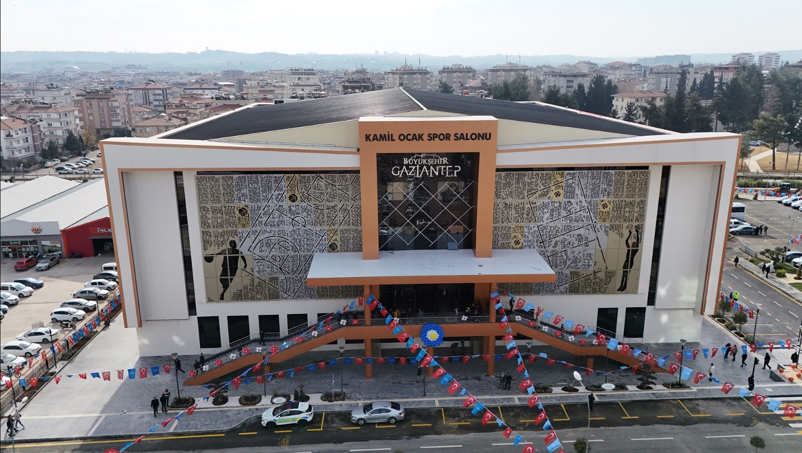 KAMİL OCAK KAPALI SPOR SALONU